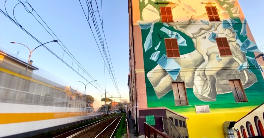 ferrovia-treno-murale-palazzo-street-art