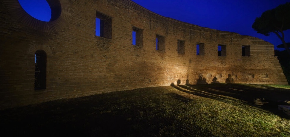 muro-rovina-prato-monumento-catacombe-ombre-cielo-albero-tree-people-shadow-wall
