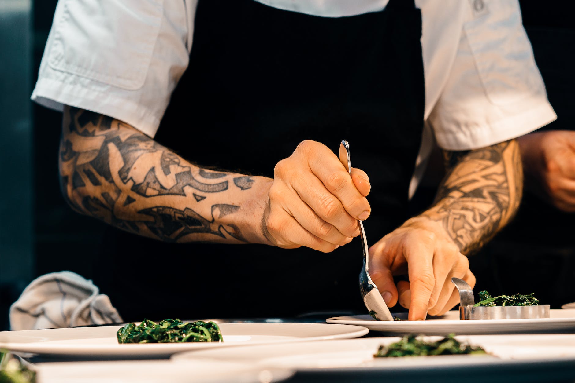 chef-mani-tatuaggi-tattoo-mani-piatti-cooking-hands