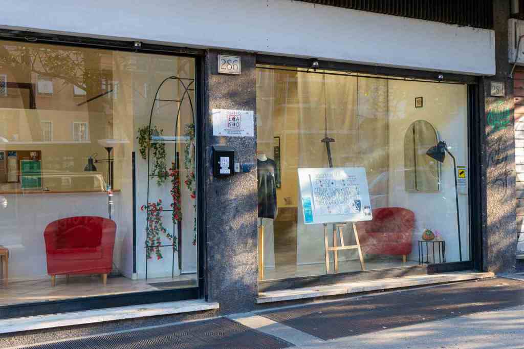 vetrine-poltrone-strada-negozio-shop-windows-sofa