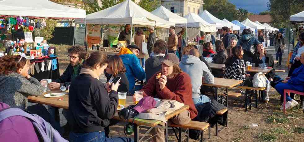 mercatino-festival-persone-che-mangiano
